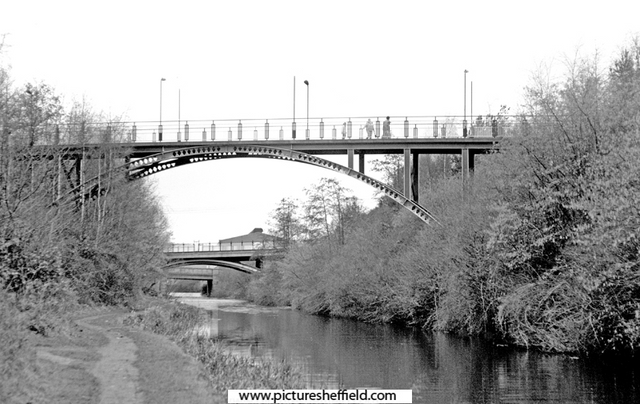 Footbridge linking Chippingham Street and Staniforth Road over the Sheffield and South Yorkshire Navigation
