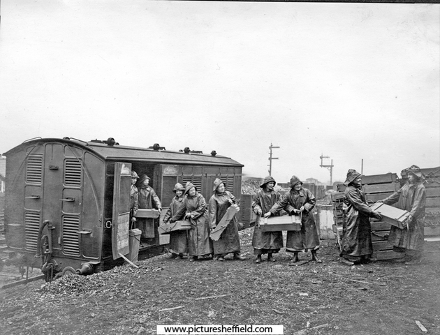 Unloading munition boxes, Sheffield Simplex Motor Works Ltd., Fitzwilliam Works, Tinsley, World War I