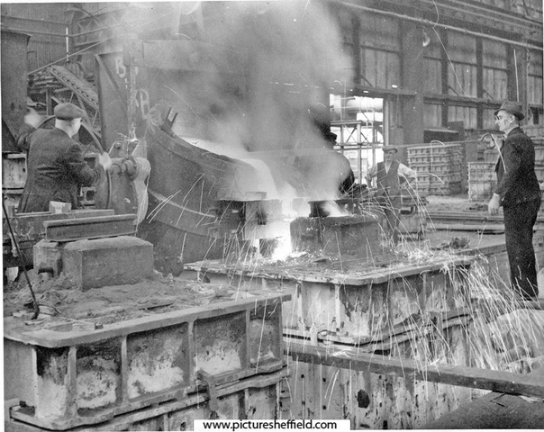 Pouring of an alloy steel casting