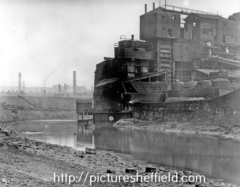 River Don taken from bank off Royds Lane looking towards the Crown Steel Wire Works with the Midland Railway on the banking (possibly)