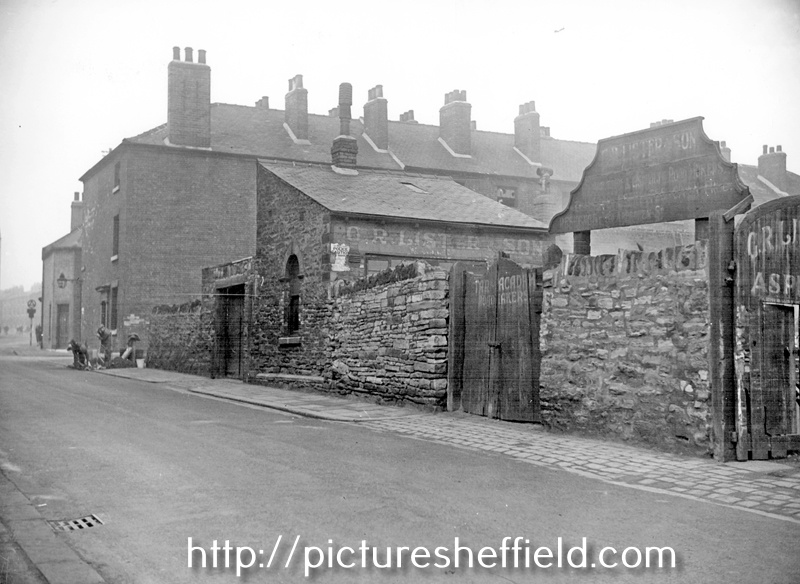 Young Street looking towards rear of back to back houses fronting Moore Street. G. R. Lister and Son, asphalters and tar macadam road contractors, right. Workmen are at the entrance to Court No. 13