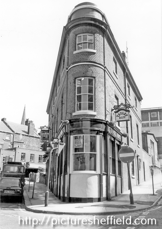 Three Tuns public house (Grade II Listed building), No. 39 Silver Street Head (left) and Lee Croft (right)