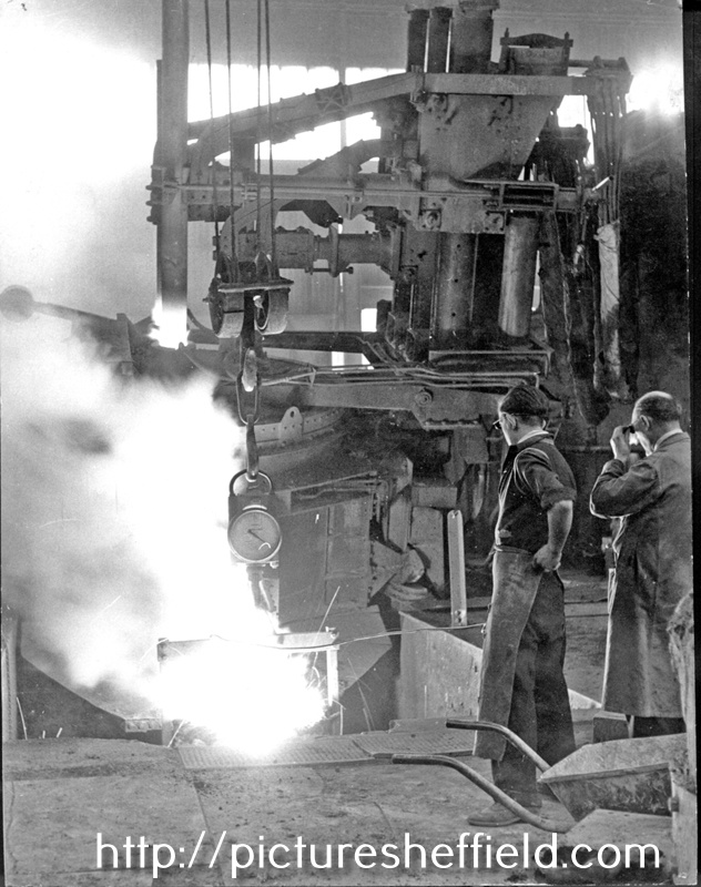 Tapping an electric arc steel melting furnace