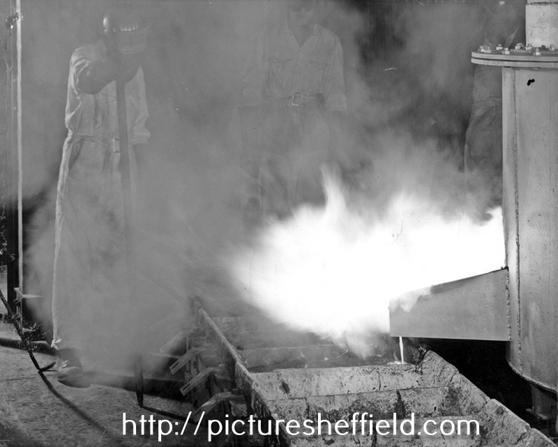 Pouring steel into horizontal moulds
