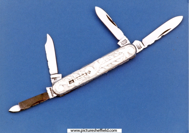 Exhibition knife with silver scales by Stan Shaw