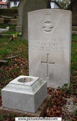 Gravestone of Minne Lazenby, Aircraftwoman 2nd Class, (d. 1942) Dore graveyard