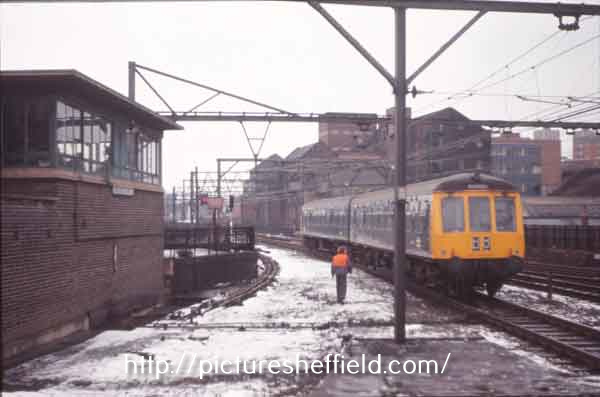A Diesel Multiple Unit (DMU) enters the western end of Victoria Station from Penistone.