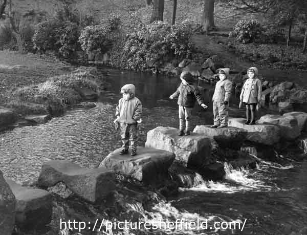 Stepping stones across the River Porter in Endcliffe Park