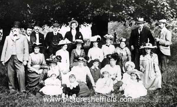Family group including Mr Reg Glenn (later of No. 352 Middlewood Road North)