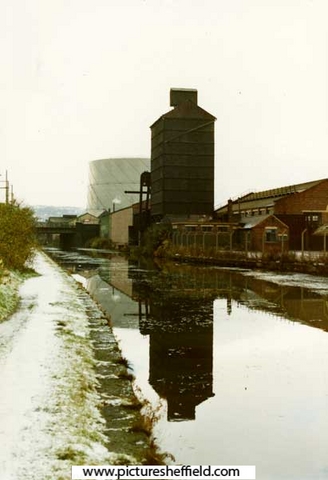 Sheffield and South Yorkshire Canal looking towards (centre) gas holder at the Effingham Street Gas Works