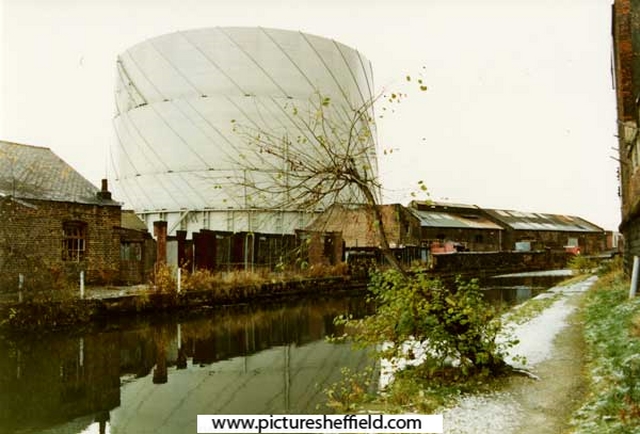 Sheffield and South Yorkshire Canal looking towards (centre) gas holder at the Effingham Street Gas Works