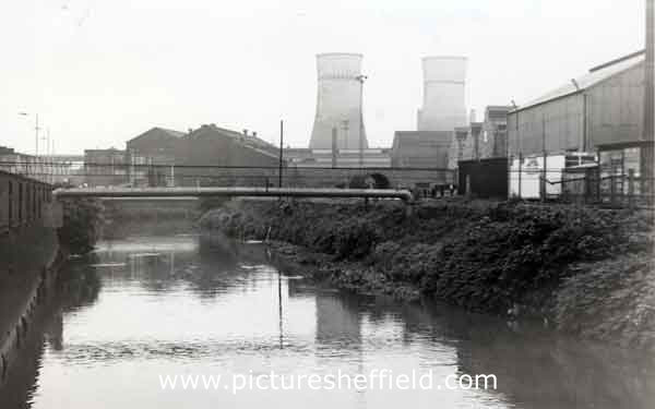 River Don alongside Alsing Road showing (back right) Tinsley cooling towers 