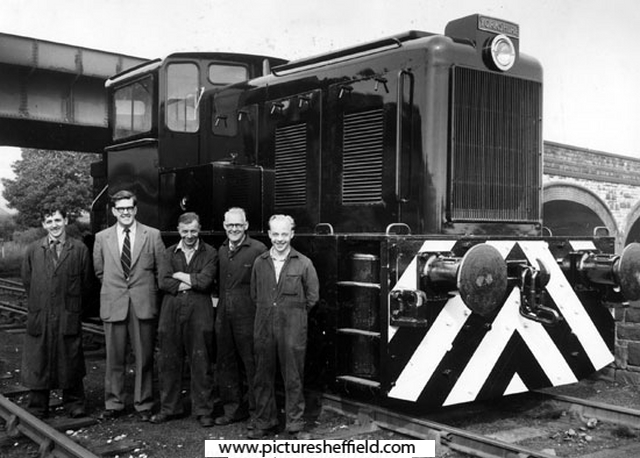 Group next to a diesel-electric shunting locomotive made by Yorkshire Engine Company, 1960s.