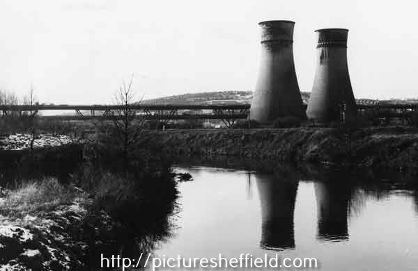 Cooling towers by the River Don at Tinsley showing (left) the Tinsley Viaduct (Tinsley Towers)