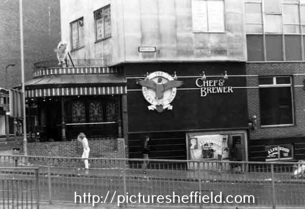 The Mucky Duck public house, Snig Hill showing (right) Alfredo's, gents and ladies hairdressers