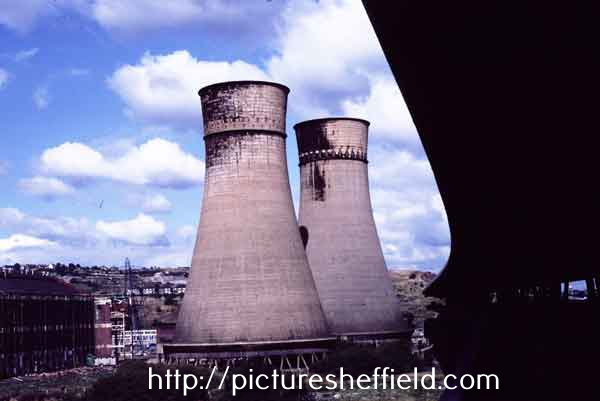 Cooling towers of Blackburn Meadows Power Station, Tinsley alongside (right) Tinsley Viaduct