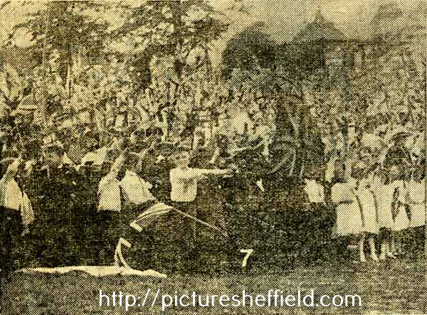 Victory and peace, children celebrate the end of World War I, scenes at Meersbrook Park
