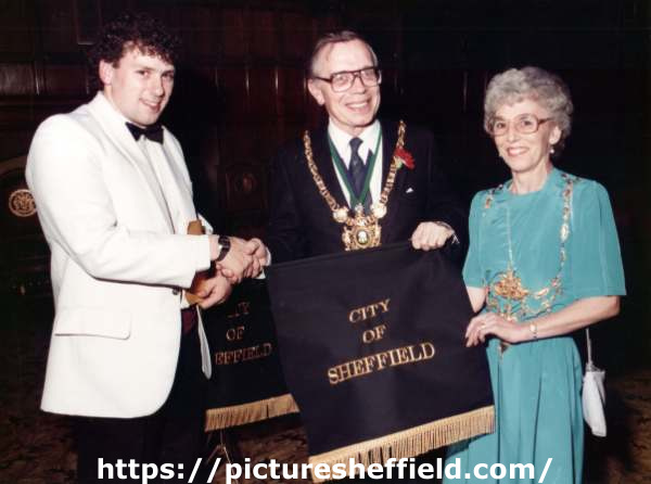 Unidentified event showing Lord Mayor, Councillor Roy Munn (centre) and Lady Mayoress, Mrs. Jean Munn 