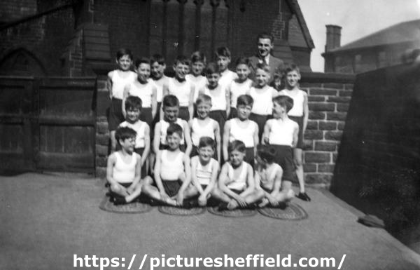 Class photograph, St. Stephen's Church of England School, Finlay Street at the junction with Fawcett Street 