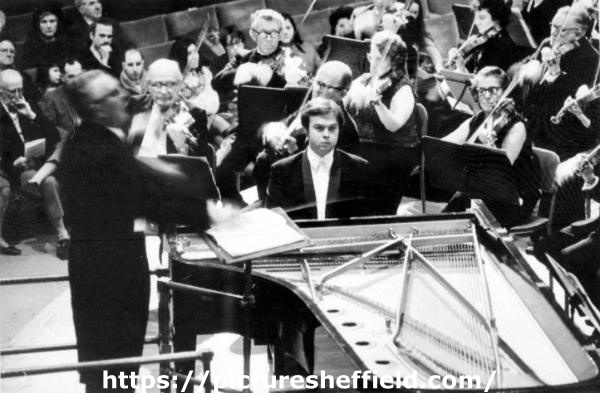 Halle Orchestra and pianist