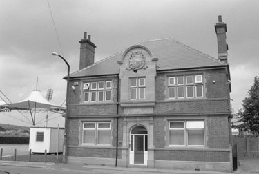 Stadium House public house (formerly The White Hart Inn), No. 119 Worksop Road with Don Valley Stadium in the background