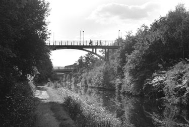 Footbridge linking Chippingham Street and Staniforth Road over the Sheffield and South Yorkshire Navigation looking west towards Staniforth Road