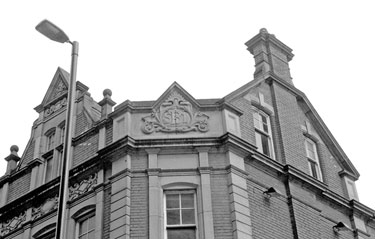 Carved detail, building on the corner of West Street/Carver Lane (see b00023)
