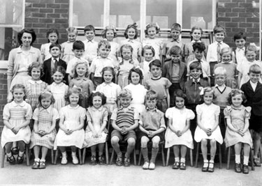 Class photograph Infant 2, 1951  Hucklow Road School, teacher Miss Cammack?