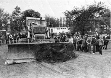 Earth moving for the construction of Concord Leisure Centre, Shiregreen Lane with pupils from Hatfield House Lane Junior School (probably) spectating and the old Park Keepers house (right)