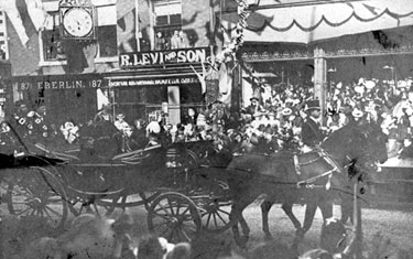 The royal visit of Queen Victoria, South Street, Moor. Premises in background include No 87, Louis Eberlin, watchmaker, No 89, Levi Reubin and Son, boot dealers 	