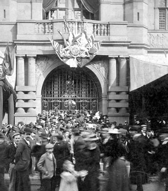 Queen Victoria's visit, Town Hall Gates
