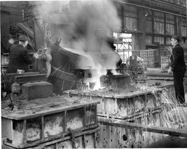 Pouring of an alloy steel casting