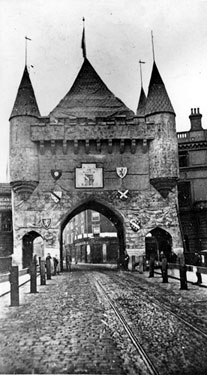 Royal visit of Prince and Princess of Wales (later became King Edward VII and Queen Alexandra), Decorative arch on Lady's Bridge, The Wicker