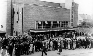 Rex Cinema, junction of Mansfield Road and Hollybank Road, Intake - queue to see 'Lassie Come Home' during World War II. 