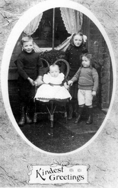 Family group outside No. 60 Beechwood Road, Christmas, 1910