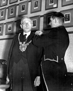 City Council in session, before a gallery of former Mayors. Mace bearer, Henry Procter (in 31 years he has never missed a Council meeting) adjusts the chain of office for the Lord Mayor, Councillor E.S. Graham, JP.