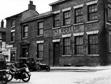 Arundel Street, No 34, Biggins Bros. Ltd., electro platers, No 25, Howard Street, Frank Dodd's, The Wee Cutlery Shop, left