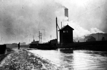 S.Yorks Navigation Canal looking towards Worksop Road Aqueduct with Great Central railway Signal Box on the right