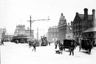 Fitzalan Square, 1895-1905, Cabman Stand, foreground, Omnibus Waiting Rooms, left, Bell Hotel, Wonderland entertainment booth and Birmingham District and Counties Banking Co. Ltd., right