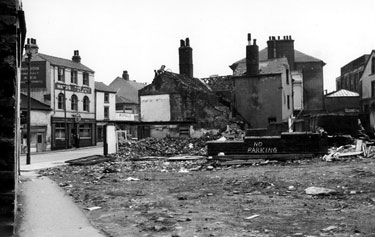 Back of London Road from Cross Walk, demolition of old property, No 123, Barrel Inn, in background