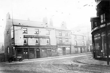 Waingate from Bridge Street junction, 1915-1925. Nos. 28 - 30 Bull and Mouth public house, Nos. 22 - 24 Anvil Inn