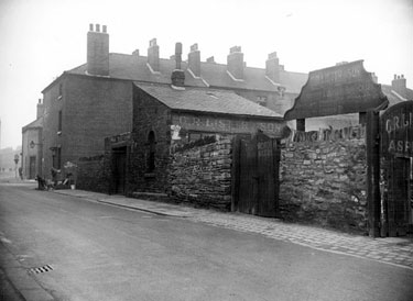 Young Street looking towards rear of back to back houses fronting Moore Street. G. R. Lister and Son, asphalters and tar macadam road contractors, right. Workmen are at the entrance to Court No. 13