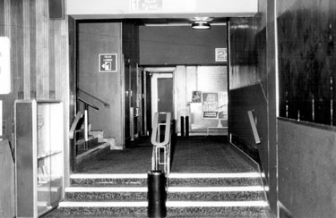 Foyer of Cannon 1-2 Cinema, Angel Street, prior to closing. Opened as ABC Cinema, 18th May 1961. Became ABC 1-2 in September 1975. In May 1986, took over by the Cannon group and renamed Cannon 1-2, January 1987. Closed 28th July 1988 and later demoli