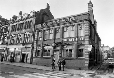 Bee Hive Hotel, No. 240 West Street at junction of Portland Lane. In the 1990s, it was extended and renamed the Foundry and Firkin public house. No. 248 West Street post office, on left (later incorporated into the Foundry and Firkin)