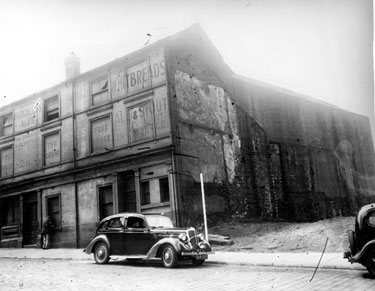 Grand public house and the Grand Picture Palace, Spring Street. Formerly the Grand Theatre of Varieties, also known as Bijou and New Star