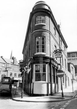 Three Tuns public house (Grade II Listed building), No. 39 Silver Street Head (left) and Lee Croft (right)
