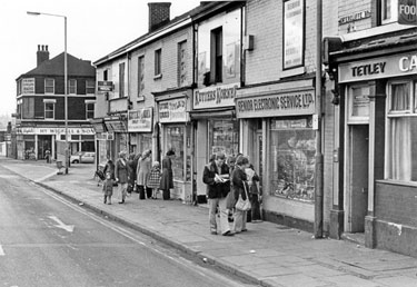 Before the junction of Kimberley St., Nos. 533/5, Henry Wigfall and Son, furniture dealers; properties Nos. 551-559 including Kutters Korner and 561, Senior Electronic Service Ltd., radio engineers, Attercliffe Road extreme right No. 563 Carlton publ
