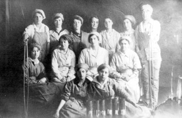 Munitions workers, possibly from Firth Browns