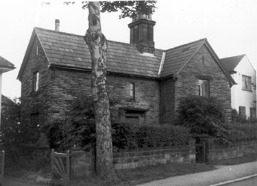 Old gate house to Archer House (estate of the Wilson family), Archer Lane. Now cottages numbered Nos. 75 and 77. Houses on either side built around 1935
