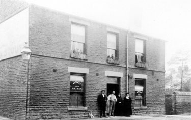 Landlord Alfred Mitchell Firth and family outside Freemasons Arms, No. 383 Walkley Lane